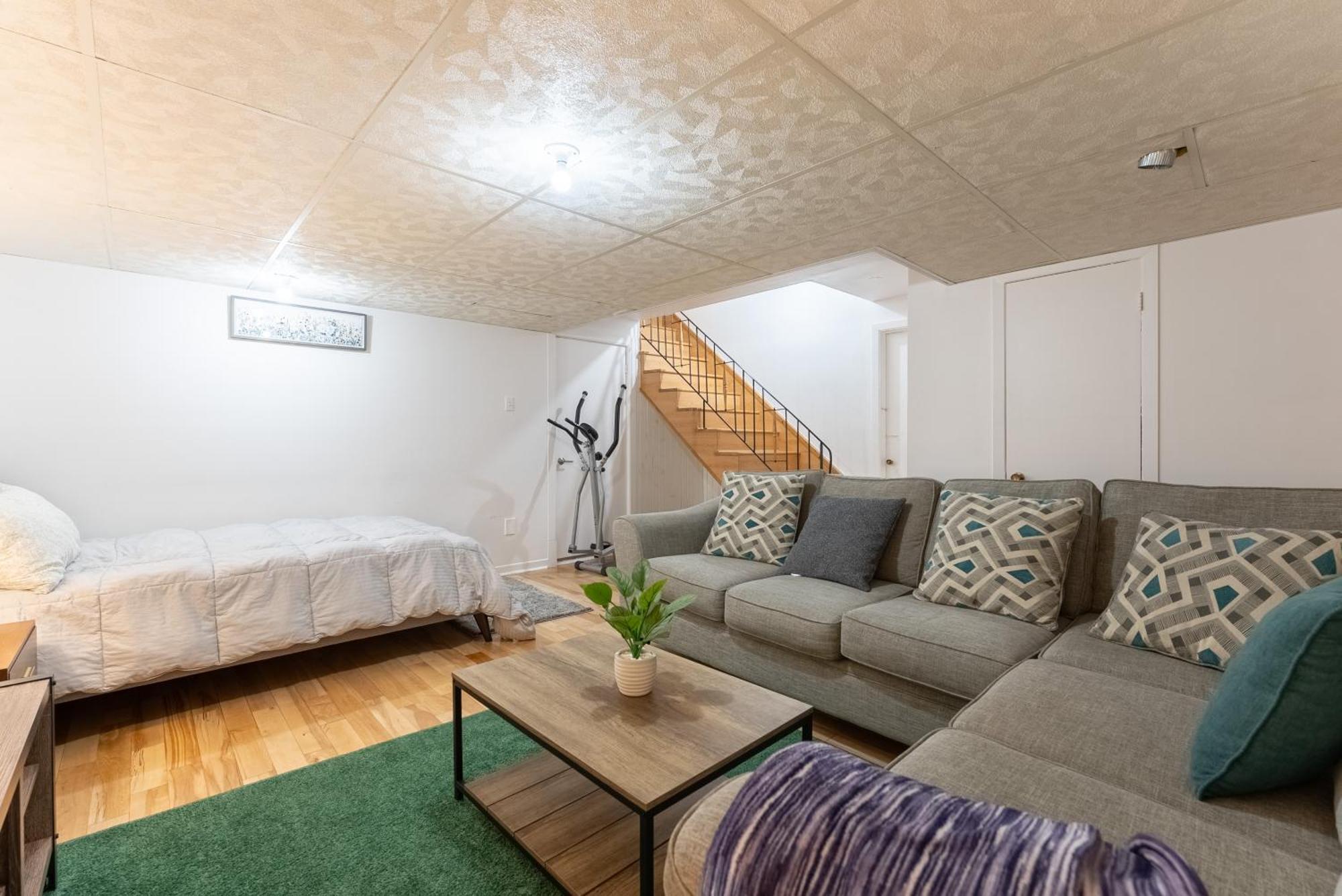 Comfortable Spacious House With Parking Brossard Exteriör bild