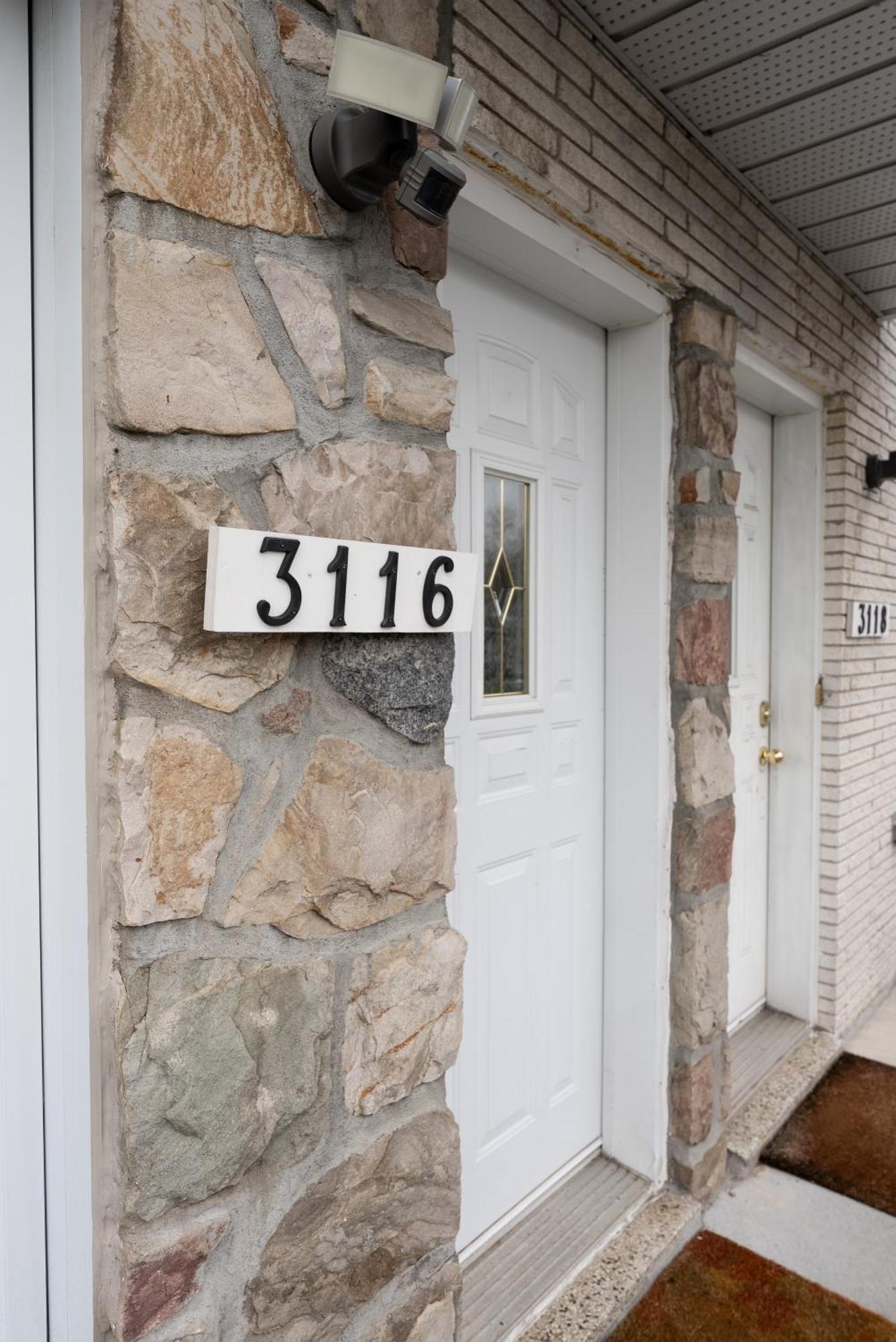 Comfortable Spacious House With Parking Brossard Exteriör bild