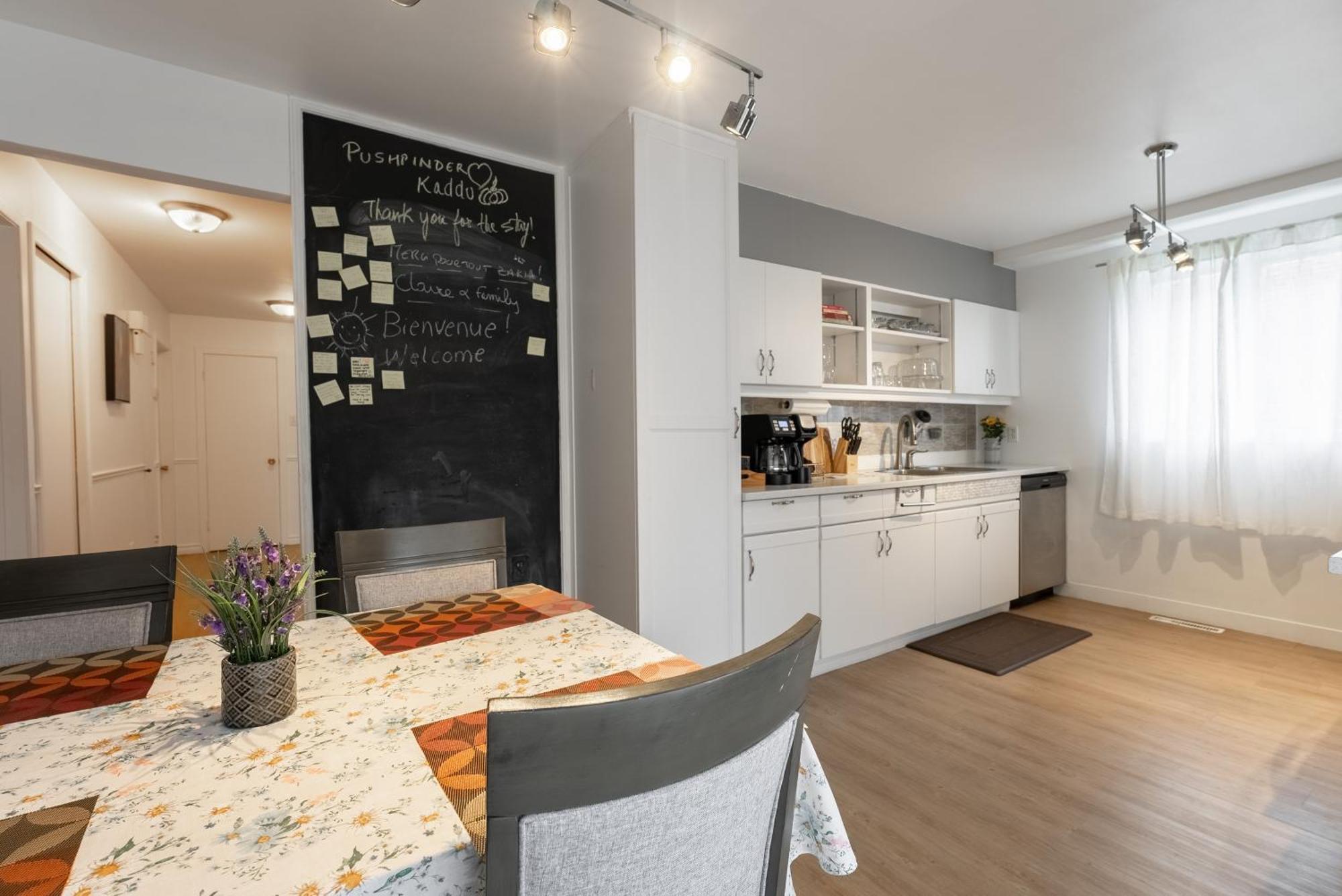 Comfortable Spacious House With Parking Brossard Exteriör bild